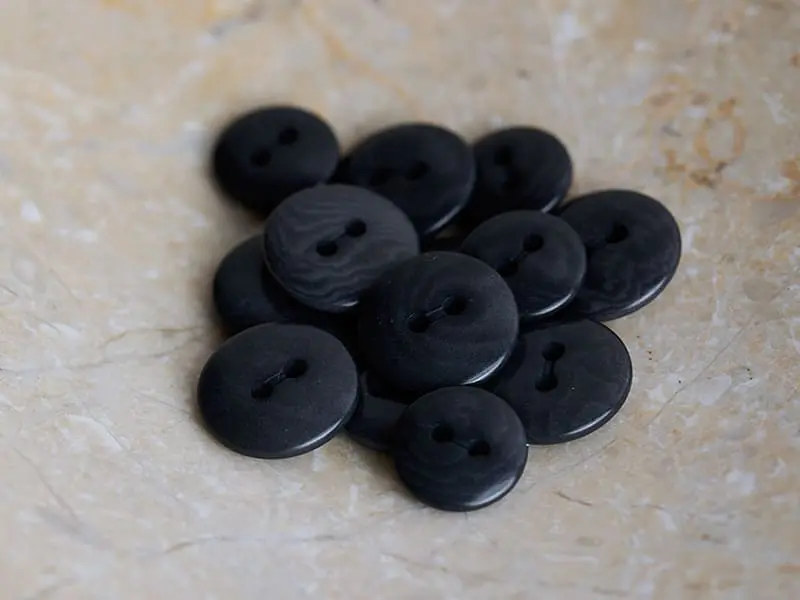 Atelier Brunette Knopf "Viny Deep Charcoal/Night", 12mm