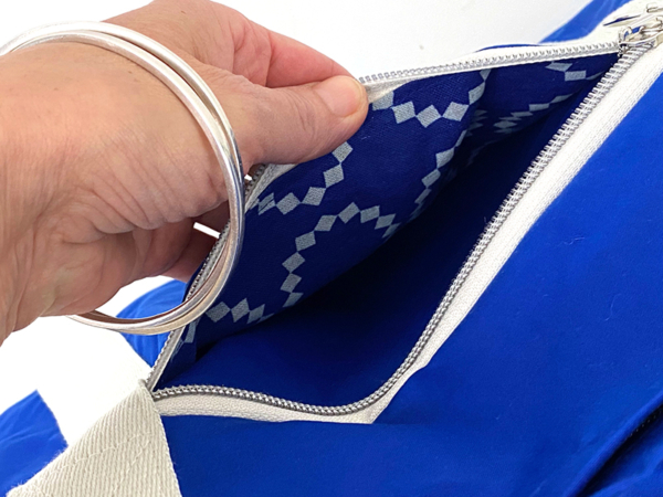 Close & Go Bag Nähpaket, Dry Oilskin Cobalt & Kokka Canvas – Bild 4