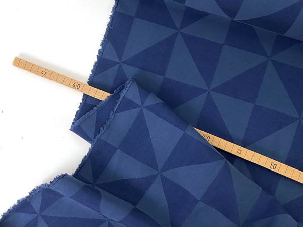 Designerleftover Jacquard Triangles, Ton in Ton Jeansblau – Bild 2