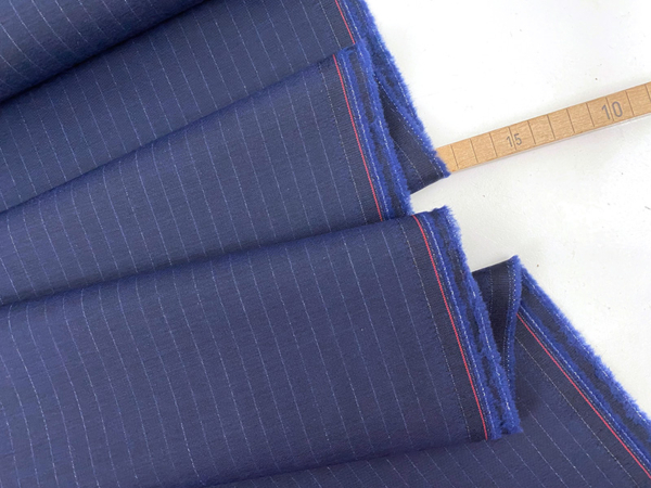 Designerleftover feine Schurwolle, Navy Nadelstreif