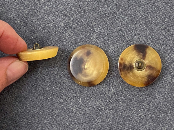 Designer Knopf mit Steg, Echt Horn Hell, 28mm konisch