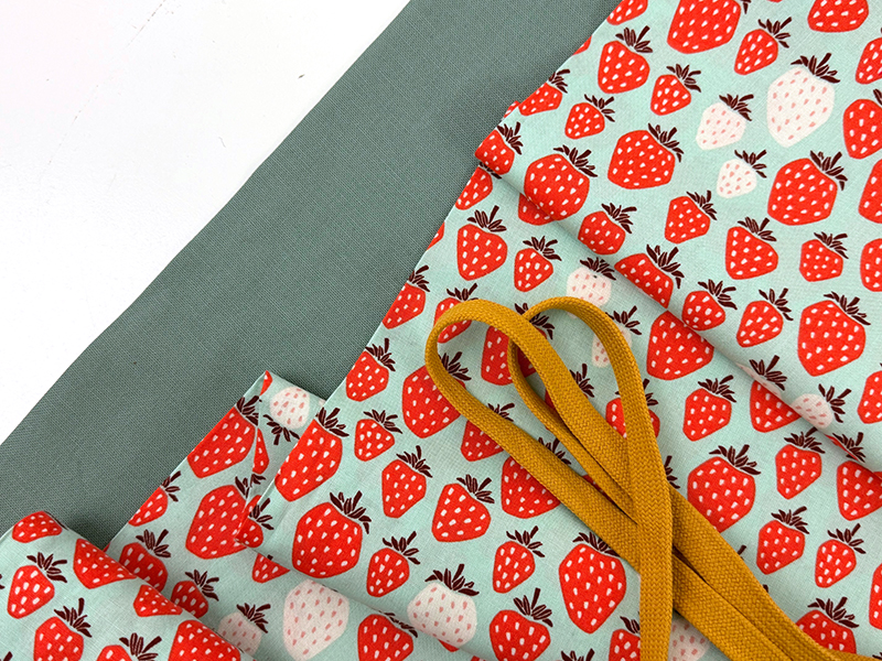 Nähpaket Schnelle Küchenschürze "Sew&Go", Cotton + Steel Strawberries Mint